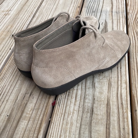 NWOT- Aerosoles Pine Tree TAUPE SUEDE Shoes/ Ankle Boots Size 6.5W - Picture 6 of 12